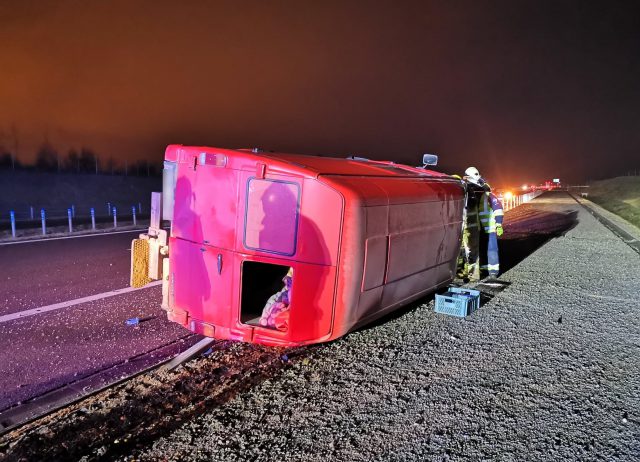 Samochód dostawczy przewrócił się na obwodnicy Lublina (zdjęcia)