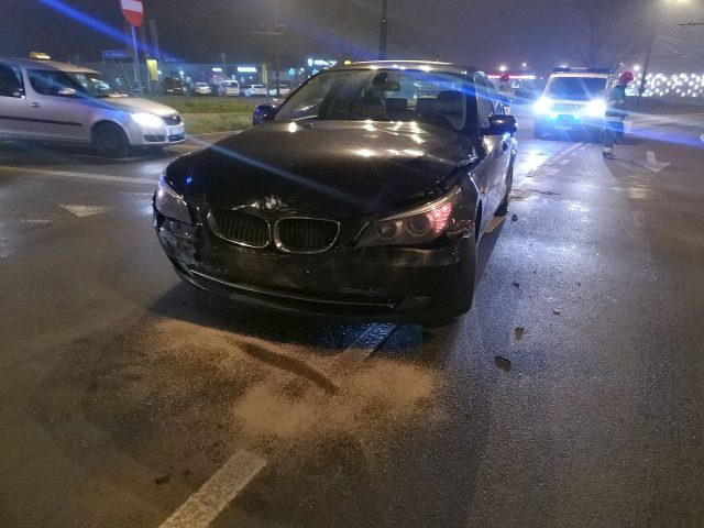 Zderzenie BMW z citroenem na rondzie. Jednemu z kierowców zsunęła się stopa z hamulca (zdjęcia)