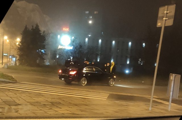 Zderzenie BMW z citroenem na rondzie. Jednemu z kierowców zsunęła się stopa z hamulca (zdjęcia)