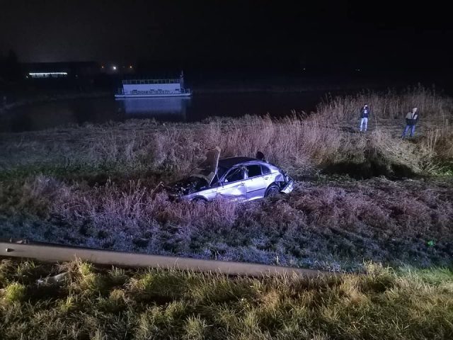 BMW wypadło z drogi i dachowało koło stawu. Kierowca i pasażer byli pijani (zdjęcia)