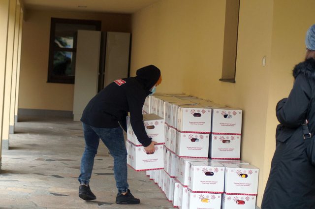 Pół tysiąca paczek żywnościowych i setki porcji bigosu. Perła włączyła się w przedświąteczną pomoc dla ubogich (zdjęcia)