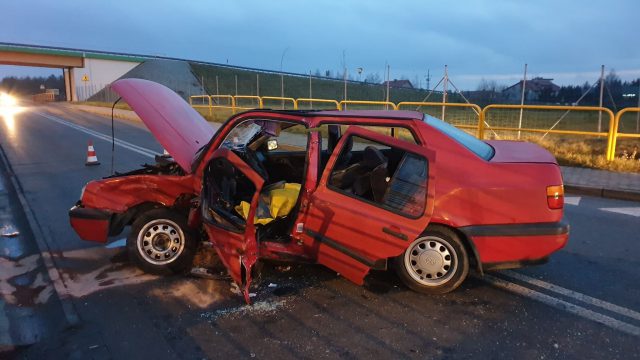 Zderzenie volkswagena z BMW, dwie osoby zostały ranne. Droga jest całkowicie zablokowana (zdjęcia)