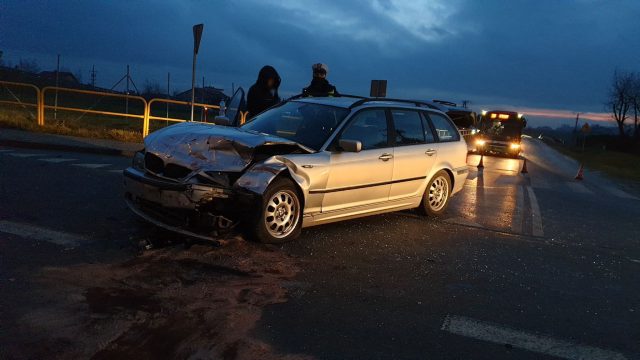 Zderzenie volkswagena z BMW, dwie osoby zostały ranne. Droga jest całkowicie zablokowana (zdjęcia)