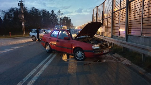Zderzenie volkswagena z BMW, dwie osoby zostały ranne. Droga jest całkowicie zablokowana (zdjęcia)