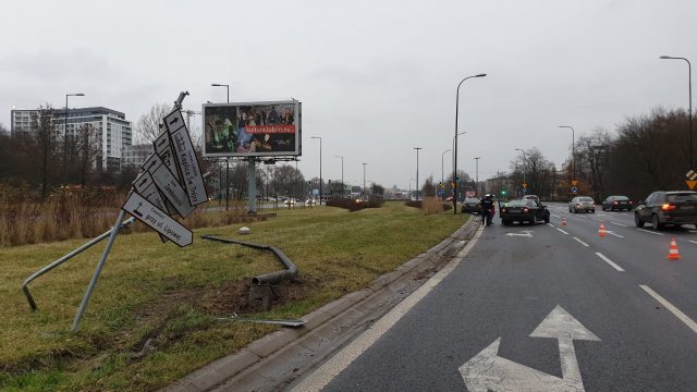 Na łuku jezdni wpadła w poślizg. Skoda uderzyła w latarnię i znaki drogowe (zdjęcia)