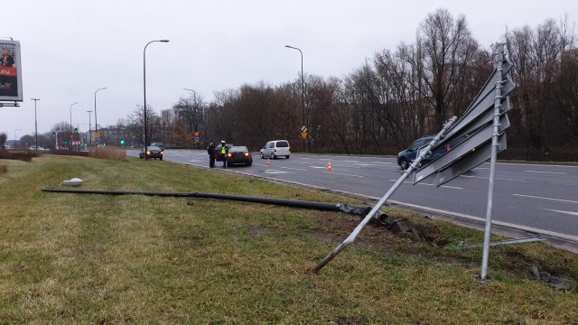 Na łuku jezdni wpadła w poślizg. Skoda uderzyła w latarnię i znaki drogowe (zdjęcia)