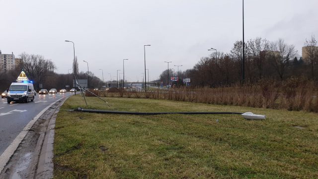 Na łuku jezdni wpadła w poślizg. Skoda uderzyła w latarnię i znaki drogowe (zdjęcia)