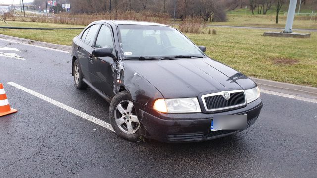 Na łuku jezdni wpadła w poślizg. Skoda uderzyła w latarnię i znaki drogowe (zdjęcia)