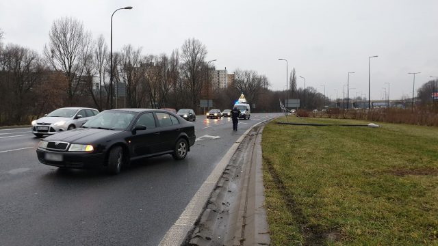 Na łuku jezdni wpadła w poślizg. Skoda uderzyła w latarnię i znaki drogowe (zdjęcia)