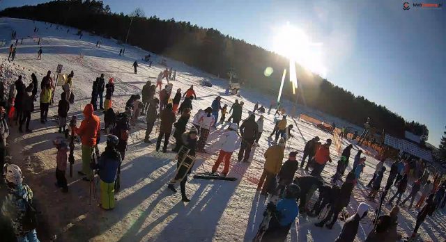 Od jutra zamykają stoki narciarskie. Mieszkańcy wykorzystują ostatnie godziny na szusowanie (zdjęcia)