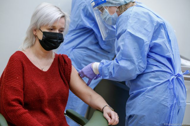 Zaszczepiono pierwsze osoby w województwie lubelskim. „To ma być początek końca pandemii” (zdjęcia)