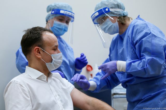 Zaszczepiono pierwsze osoby w województwie lubelskim. „To ma być początek końca pandemii” (zdjęcia)