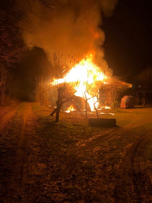 Od trzech lat własnoręcznie stawiał dom dla rodziny. W święta budynek spłonął doszczętnie (zdjęcia)