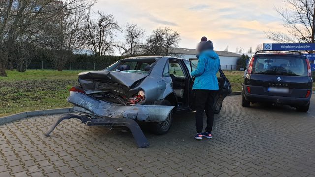 Z impetem wjechał w tył poruszającego się przed nim audi. Jedna osoba trafiła do szpitala (zdjęcia)