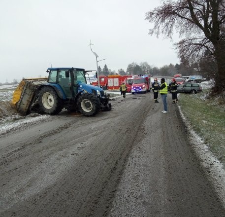 Kilkadziesiąt tysięcy złotych strat po kolizji volkswagena z ciągnikiem rolniczym (zdjęcia)