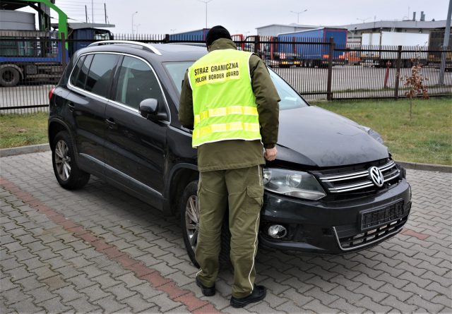 Rozbity volkswagen został na granicy. Pojazd pochodził z przestępstwa (zdjęcia)