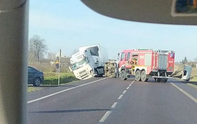 Zderzenie trzech pojazdów na krajowej 19, w tym dwóch ciężarówek (zdjęcia)
