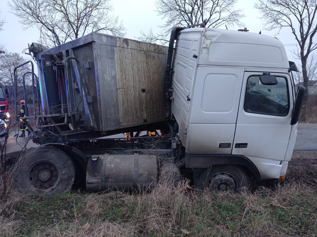 Po zderzeniu ciężarówki z osobówką zablokowana trasa Łuszczów Pierwszy – Kijany (zdjęcia)