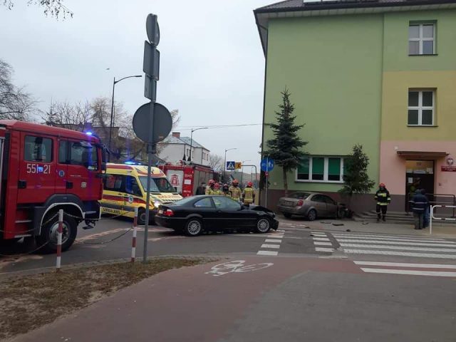 Zderzenie dwóch pojazdów na skrzyżowaniu, jeden z nich zatrzymał się na budynku (zdjęcia)
