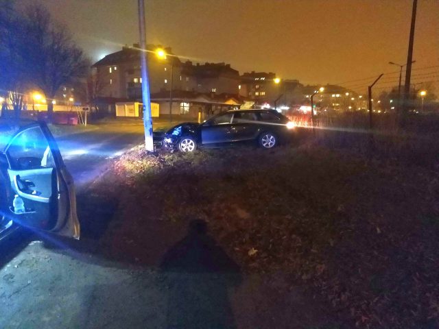 Audi uderzyło w latarnię, nikt nie przyznaje się do kierowania pojazdem (zdjęcia)