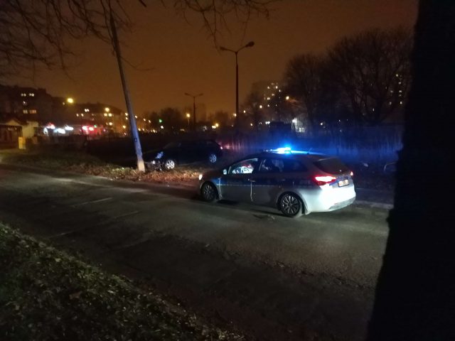 Audi uderzyło w latarnię, nikt nie przyznaje się do kierowania pojazdem (zdjęcia)