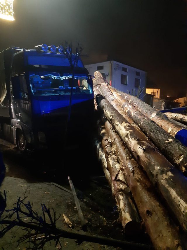 Kłody drewna blokują drogę krajową. Groźne zdarzenie w naszym regionie (zdjęcia)