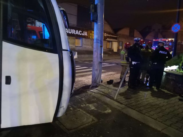 Autokar uderzył w latarnię. Kierowca nie wyrobił się podczas skręcania (zdjęcia)