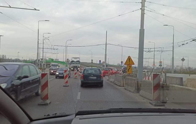 W rejonie wiaduktu na ul. Diamentowej zamknięta została jezdnia w kierunku ul. Jana Pawła II (zdjęcia)
