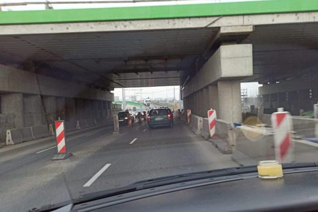 W rejonie wiaduktu na ul. Diamentowej zamknięta została jezdnia w kierunku ul. Jana Pawła II (zdjęcia)