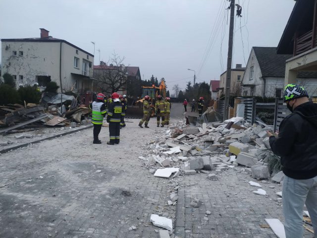 Wybuch gazu w domu w Puławach, trwa akcja ratunkowa (wideo, zdjęcia)