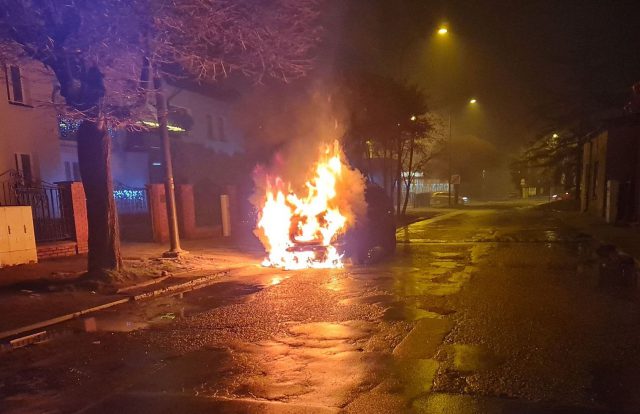 Wyjechał z warsztatu, po kilku kilometrach samochód stanął w płomieniach (zdjęcia, wideo)