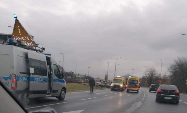 Renault wypadł z drogi i bokiem uderzył w słup. To drugie dzisiaj zdarzenie drogowe w tym miejscu (zdjęcia)