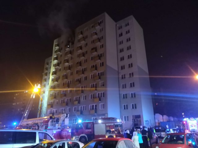 Pożar w wieżowcu, płomienie wychodzą z mieszkania na kilka metrów (wideo, zdjęcia)