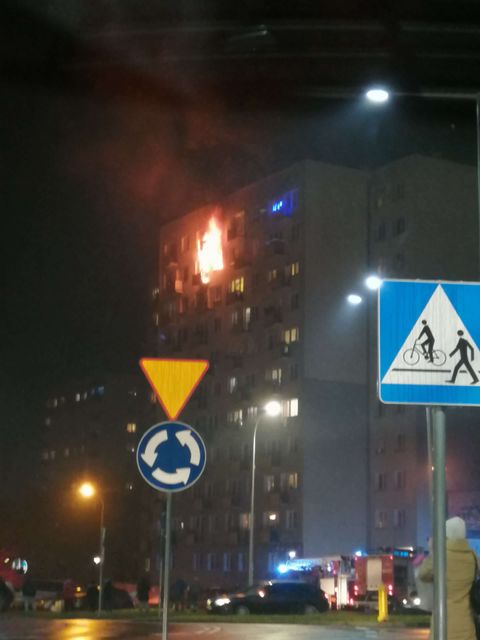 Pożar w wieżowcu, płomienie wychodzą z mieszkania na kilka metrów (wideo, zdjęcia)