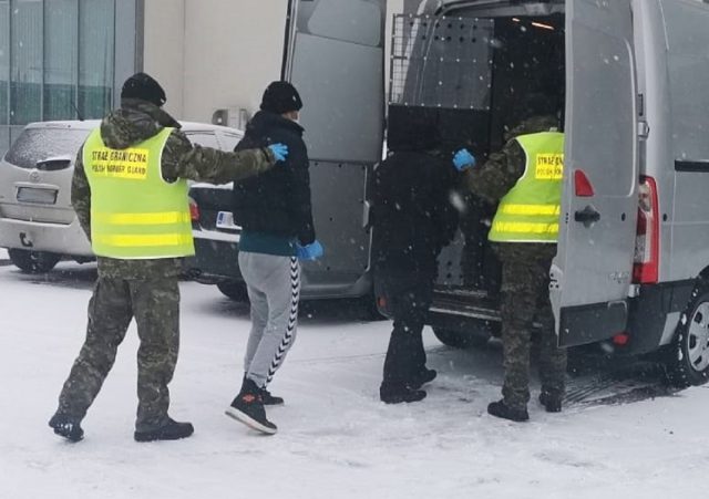Na dziecięcych „dmuchańcach” migranci z Turcji przepłynęli przez rzekę Bug (zdjęcia)