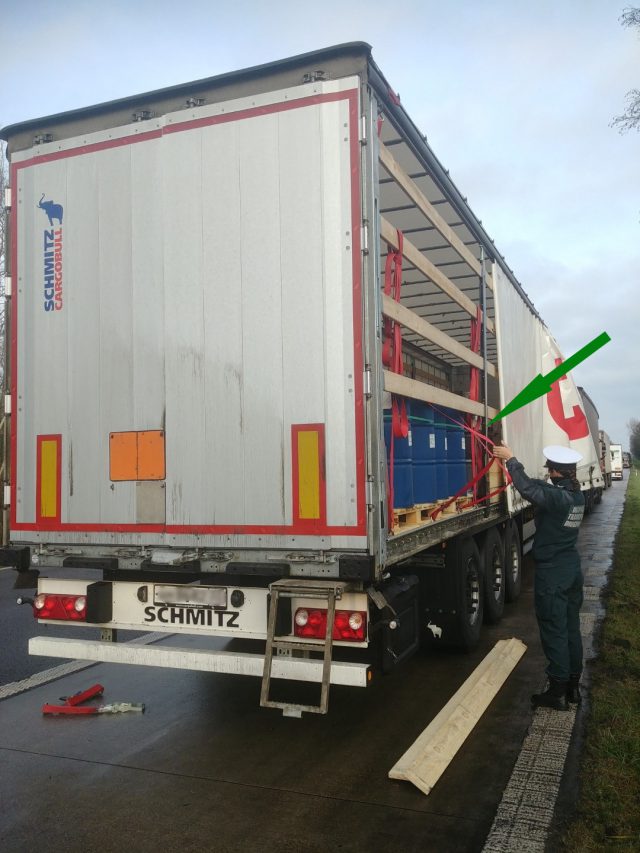 Kontrola ciężarówki zakończona mandatem i nałożeniem kary na przewoźnika (zdjęcia)