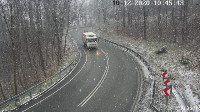 Coraz gorsze warunki do jazdy na drogach w regionie. Opady marznące i śnieg w woj. lubelskim (zdjęcia)