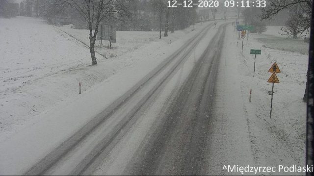 Opady marznące w regionie. Miejscami pada też śnieg