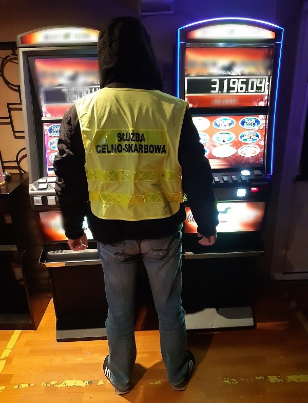 Nielegalny hazard na automatach. Wygrane wypłacane były z bankomatu w kryptowalucie BITCOIN (zdjęcia)