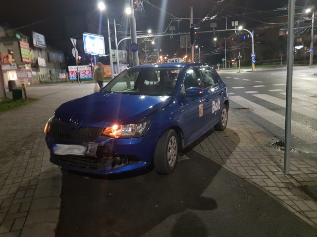 Zignorowanie wskazań sygnalizacji świetlnej przyczyną zderzenie dwóch pojazdów na skrzyżowaniu w Lublinie (zdjęcia)