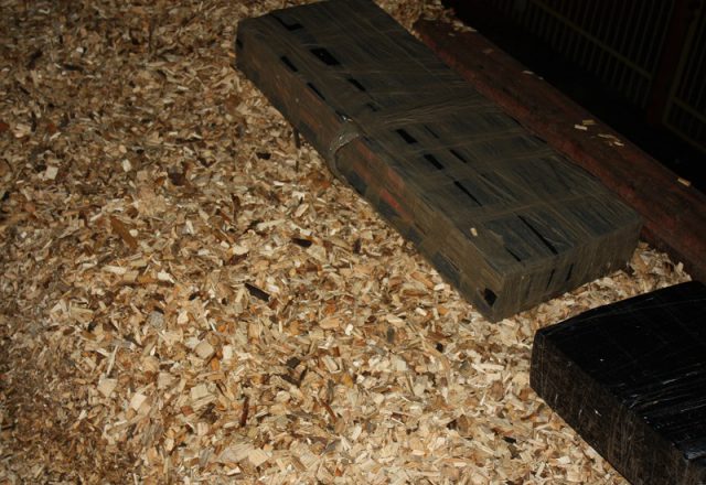 Nielegalne papierosy ukryte pod tonami drewnianej zrębki (zdjęcia)