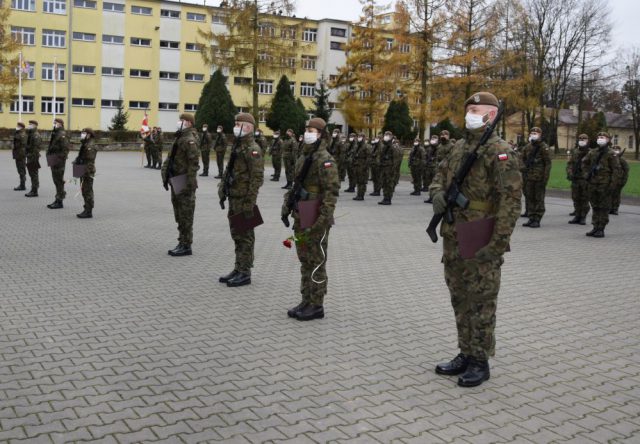 Przysięga żołnierzy – ochotników w Zamościu. Wśród nowych Terytorialsów sporą część stanowią kobiety (zdjęcia)