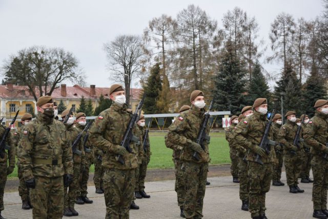 Przysięga żołnierzy – ochotników w Zamościu. Wśród nowych Terytorialsów sporą część stanowią kobiety (zdjęcia)
