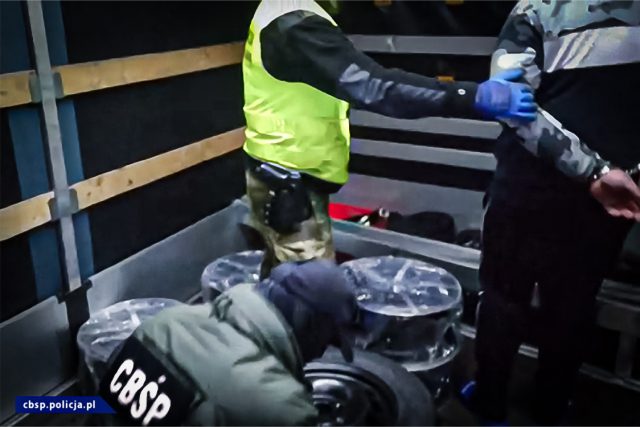 Narkotyki przewozili w kołach. Do akcji wkroczyli policjanci z CBŚP oraz funkcjonariusze NOSG (wideo, zdjęcia)