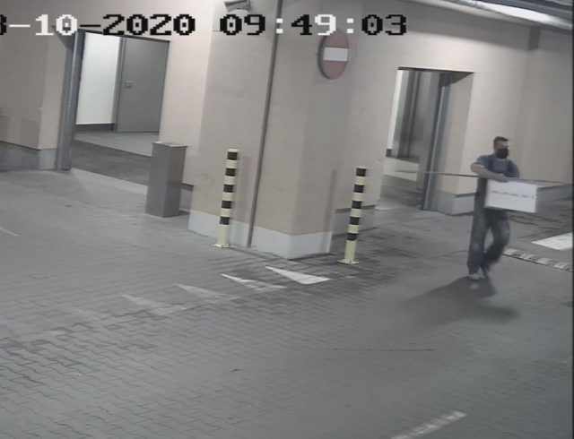 Kradzież laptopa w galerii handlowej. Policjanci poszukują tego mężczyzny (zdjęcia)