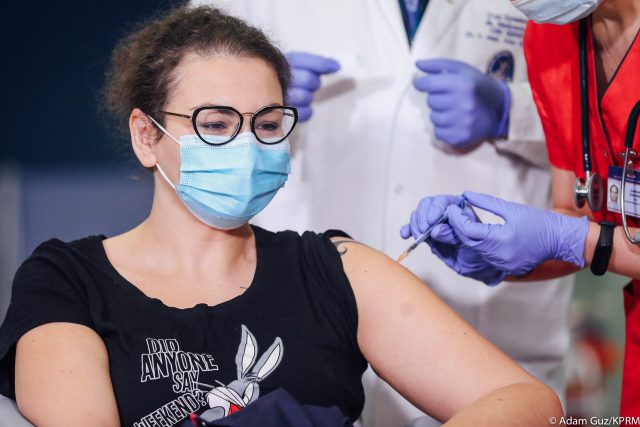 Pierwsza osoba w Polsce przyjęła szczepionkę przeciwko COVID-19 (zdjęcia, wideo)
