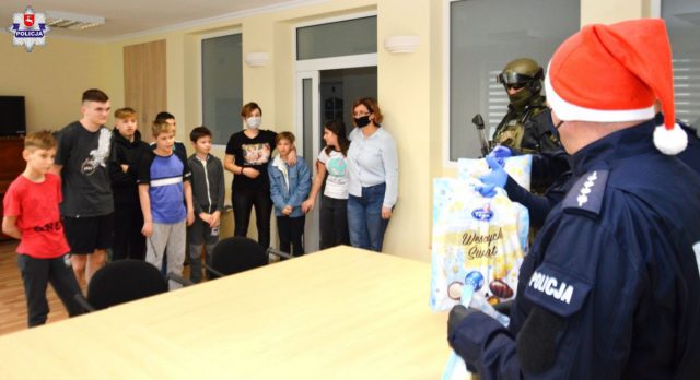 Kontrterroryści i dzielnicowi przyszli z prezentami do dzieci (zdjęcia)