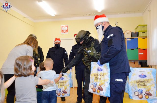Kontrterroryści i dzielnicowi przyszli z prezentami do dzieci (zdjęcia)