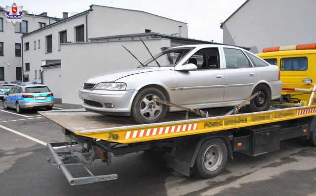 Potrącił pieszego i odjechał. Policjantom tłumaczył, że wjechał w dzika (zdjęcia)