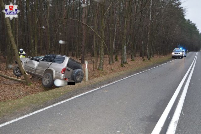 Na prostym odcinku drogi uderzył pojazdem w drzewo. Kierowca trafił do szpitala (zdjęcia)